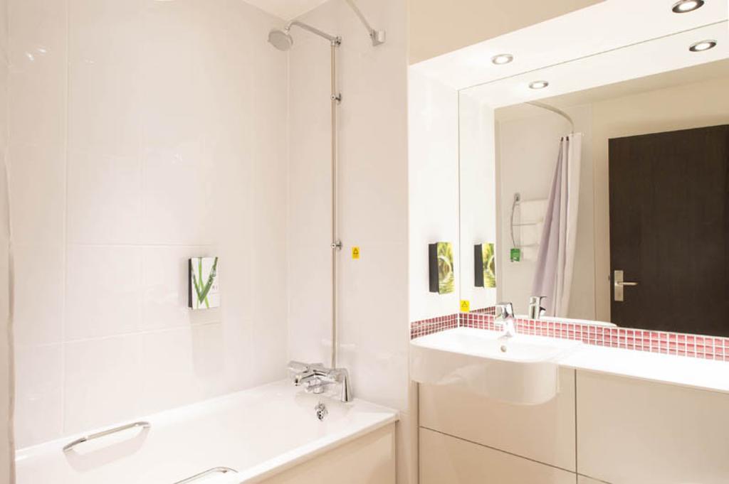Premier Inn Ленчестър Екстериор снимка